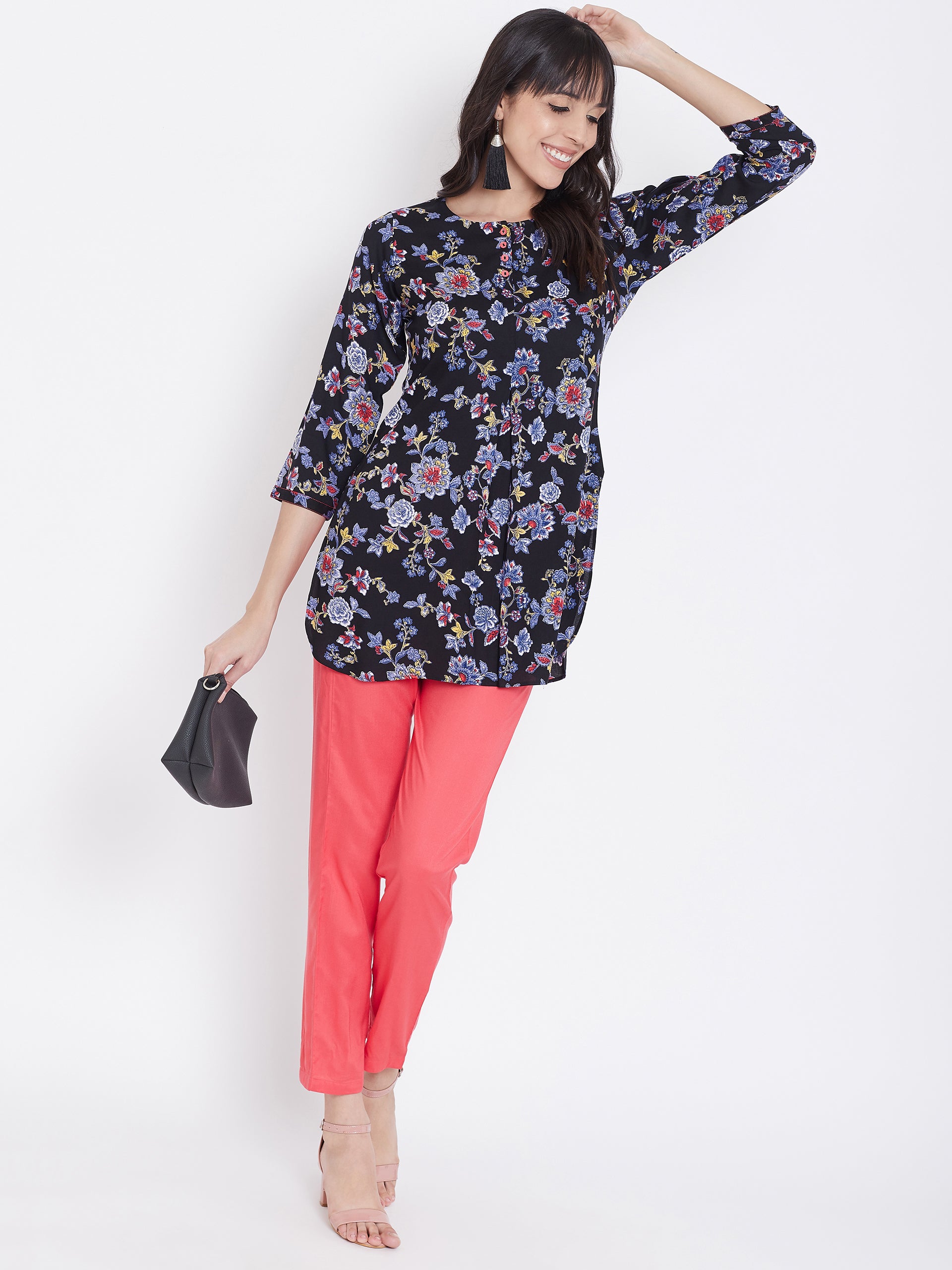 Women Black & Blue Floral Printed Straight Kurti