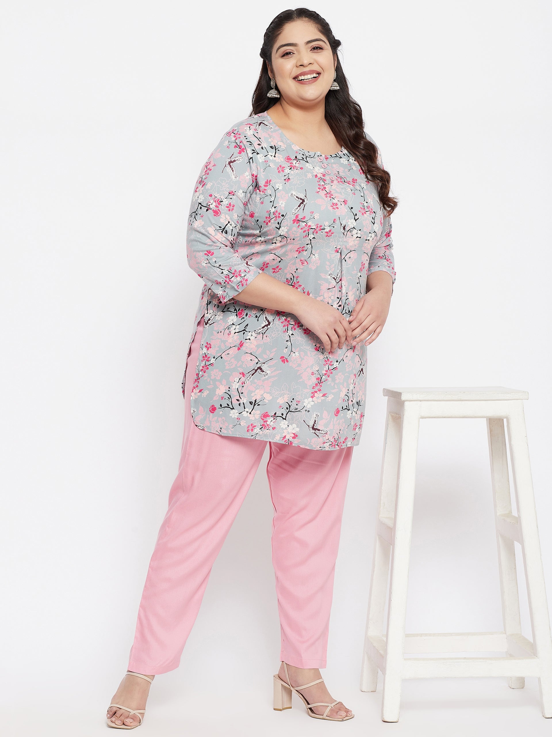 Women Grey & Pink Floral Printed Straight Kurti