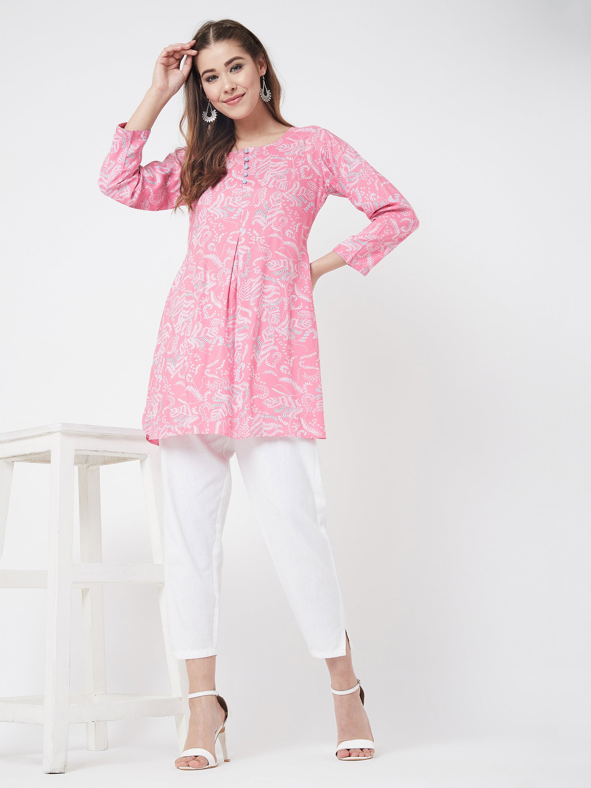 Women Rayon Pink Floral Printed Straight Kurti